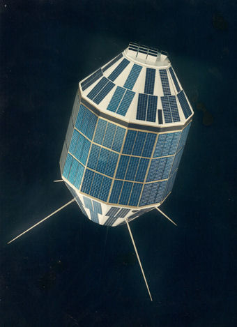 "Den svenska satelliten" som den var t&auml;nkt 1967. P&aring; modellens spets ser man nio element i en gruppantenn f&ouml;r mikrov&aring;gsl&auml;nken till marken och ett separat trattformat mikro-v&aring;gshorn f&ouml;r den t&auml;nkta uppl&auml;nken till satelliten.